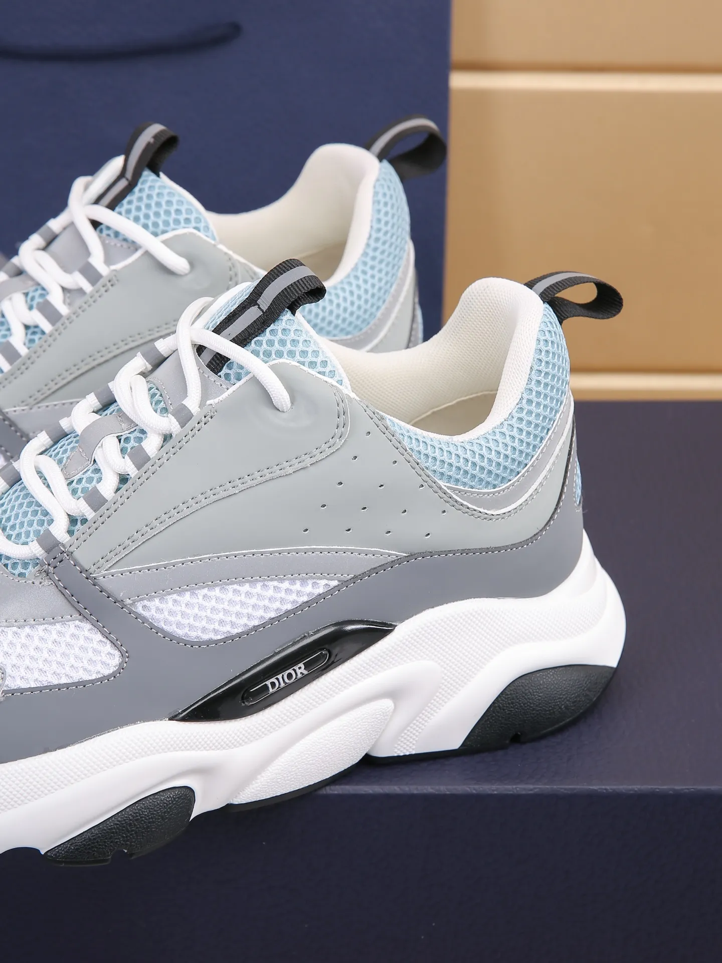 Factory price: 460💰Dior’s top version of D’s b22 men’s sports shoes. Inspired by retro running styles, the chunky low-top silhouette features gray calf leather and blue and white mesh fabric uppers, atop a black, white and blue engraved rubber sole. Nylon ribbon accents the blue mesh tongue and heel counter, and a "dio~" logo appears on the side. Pair it with a suit for a striking contrast and add a sportswear-chic edge to your look. The thick sole can be about 4cm~ Size: 38-45, [46, 47 customized]